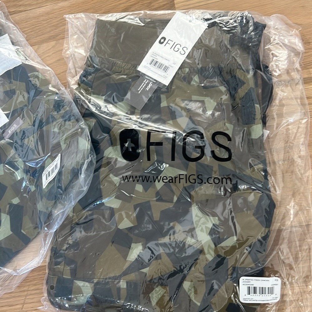 BNWT Camo FIGS size small - Picture 3 of 3